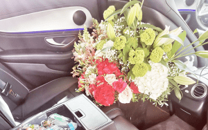 Service de conciergerie luxe - bouquet de fleur à bord du véhicule